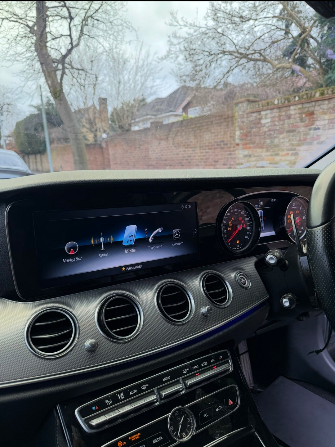 Mercedes W213 - Widescreen NTG 5.5 Command Retrofit (Analogue Dials)